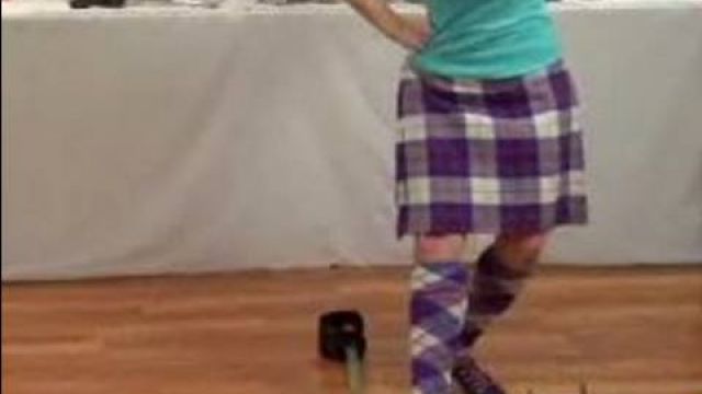 Как делать шаг "мечь" в шотландских танцах