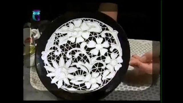 В технике "имитация кружева Ришелье" декорируем тарелочку. 